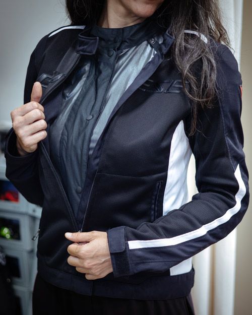 Κοντινό στο Dainese Hydraflux 2 Air D-Dry με ανοιχτό φερμουάρ όπου φαίνεται η αδιάβροχη εσωτερική επένδυση